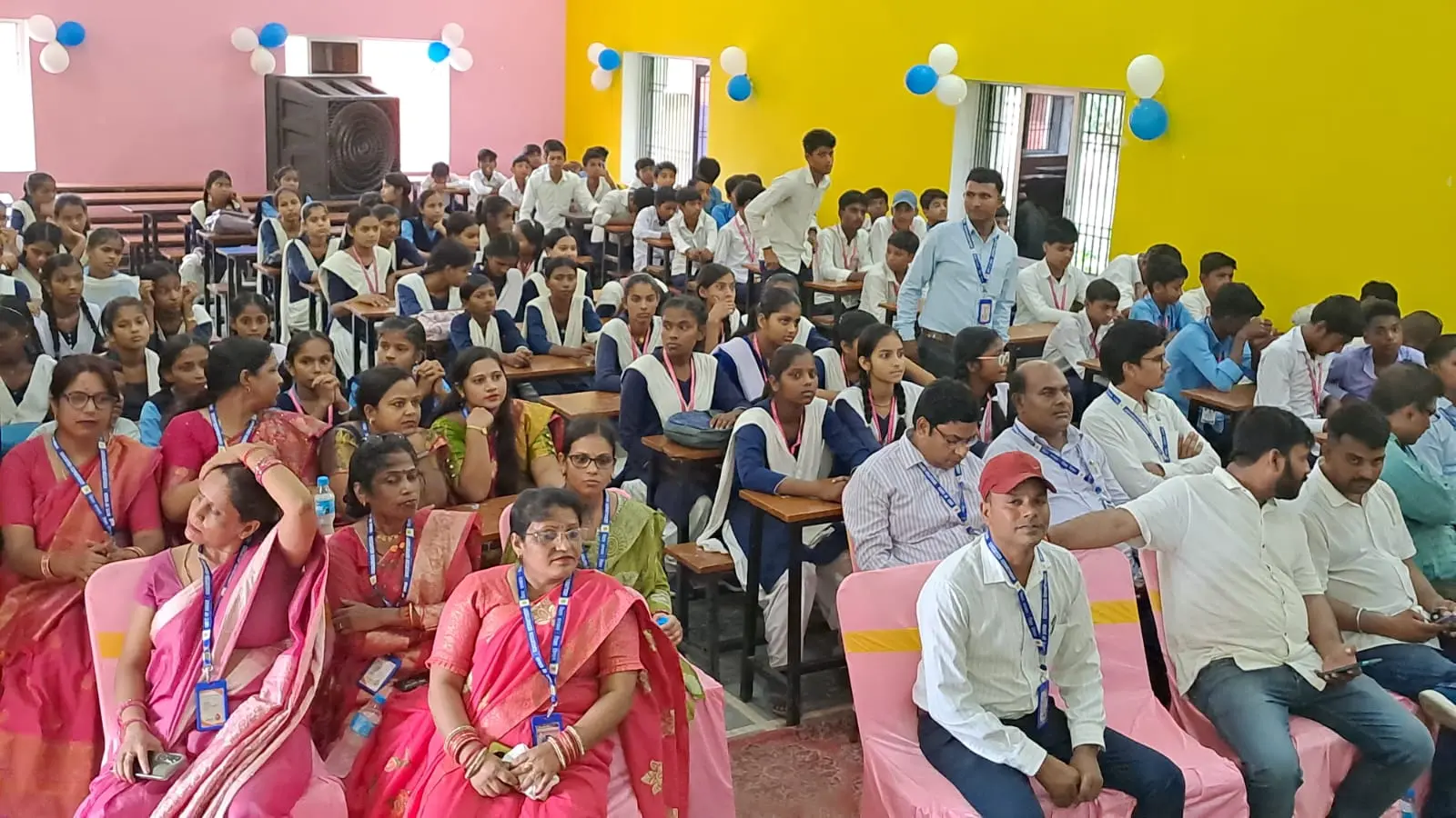 फोटो संख्या : 13 शामिल शिक्षक व बच्चे | Prabhat Khabar Network फोटो संख्या : 13 शामिल शिक्षक व बच्चे | Prabhat Khabar Network