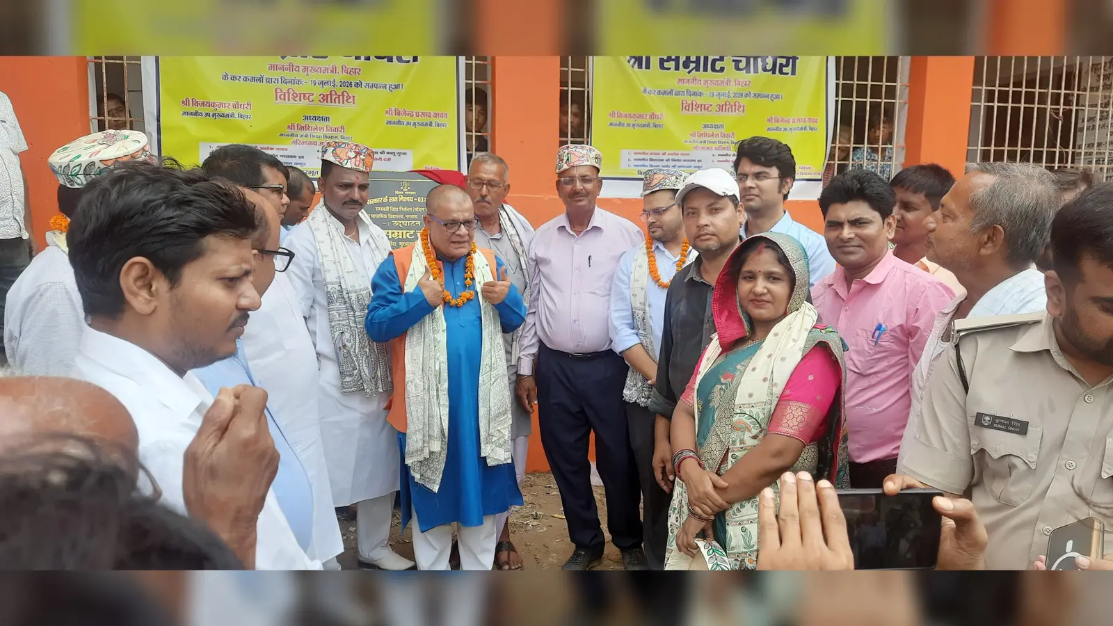 फोटो :-बेनीपट्टी के नगवास स्थित उच्च माध्यमिक विद्यालय परिसर में उद्घाटन शिलापट्ट का अनावरण करते एमएलसी व अन्य | Prabhat Khabar Network फोटो :-बेनीपट्टी के नगवास स्थित उच्च माध्यमिक विद्यालय परिसर में उद्घाटन शिलापट्ट का अनावरण करते एमएलसी व अन्य | Prabhat Khabar Network