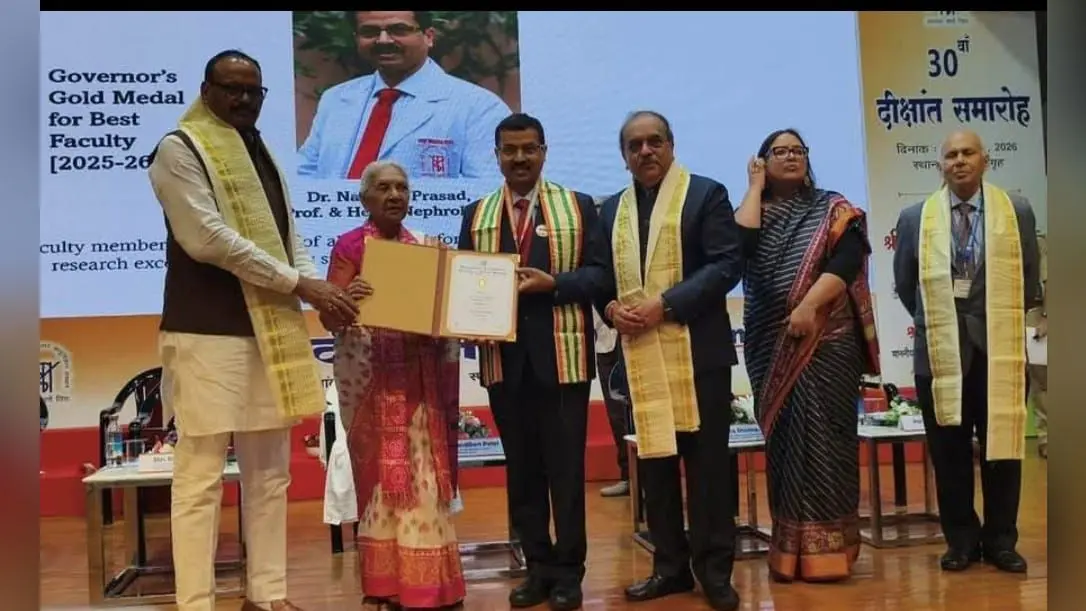 सम्मानित होते डा नारायण प्रसाद | Prabhat Khabar Network सम्मानित होते डा नारायण प्रसाद | Prabhat Khabar Network
