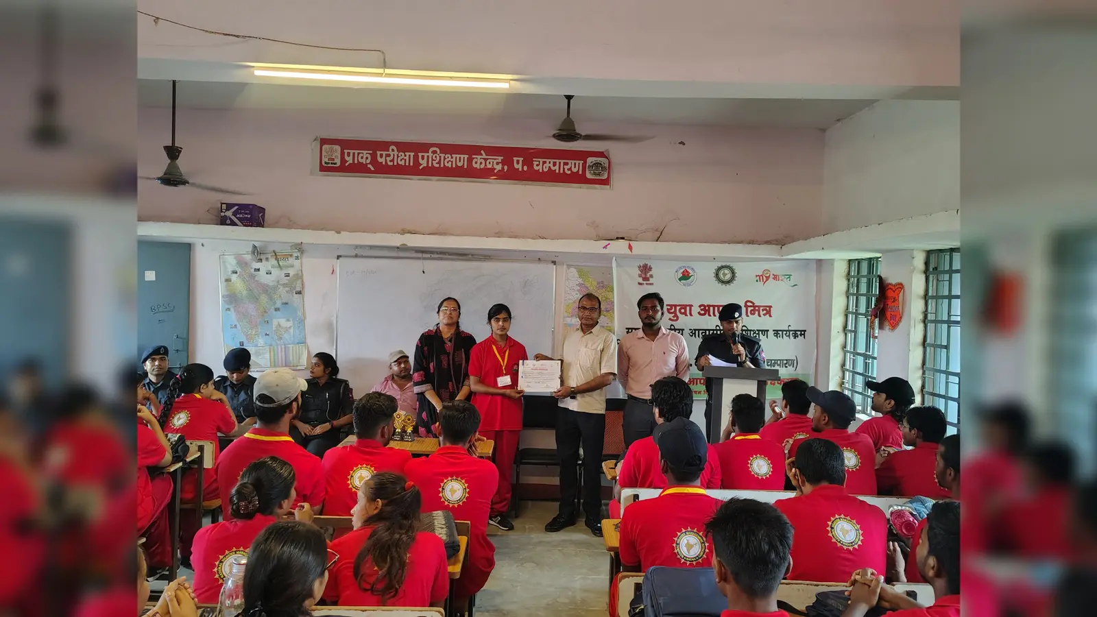 अव्वल प्रतिभागी को प्रशस्ति पत्र प्रदान करते प्राचार्य प्रो. नवल किशोर बैठा व अन्य, | Prabhat Khabar Network अव्वल प्रतिभागी को प्रशस्ति पत्र प्रदान करते प्राचार्य प्रो. नवल किशोर बैठा व अन्य, | Prabhat Khabar Network