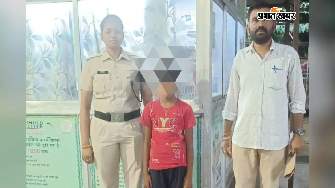 कहलगांव के आरपीएफ द्वारा भटकी हुई बच्ची को चाइल्ड लाइन भागलपुर को सौंपते हुए कहलगांव के आरपीएफ द्वारा भटकी हुई बच्ची को चाइल्ड लाइन भागलपुर को सौंपते हुए
