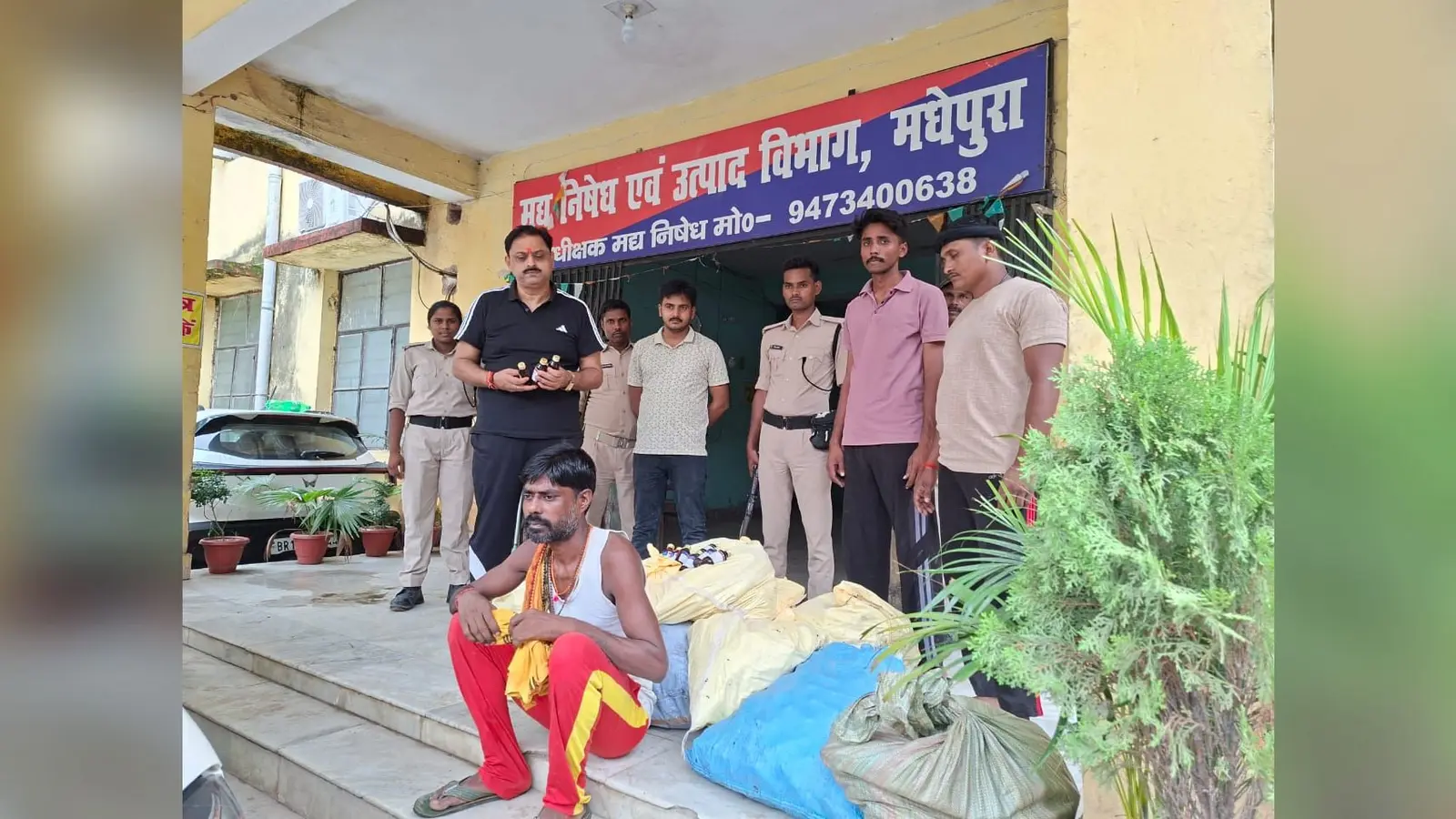 उत्पाद विभाग के अधिकारियों के साथ आरोपी | Prabhat Khabar Network उत्पाद विभाग के अधिकारियों के साथ आरोपी | Prabhat Khabar Network