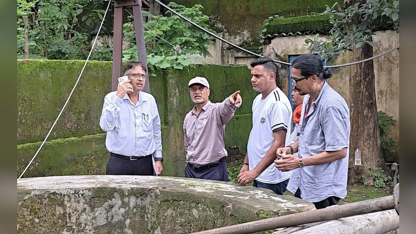 चूरी पंप हाउस का निरीक्षण करते महाप्रबंधक अमिताभ कुमार तिवारी एवं अन्य अधिकारी. | Prabhat Khabar Network चूरी पंप हाउस का निरीक्षण करते महाप्रबंधक अमिताभ कुमार तिवारी एवं अन्य अधिकारी. | Prabhat Khabar Network