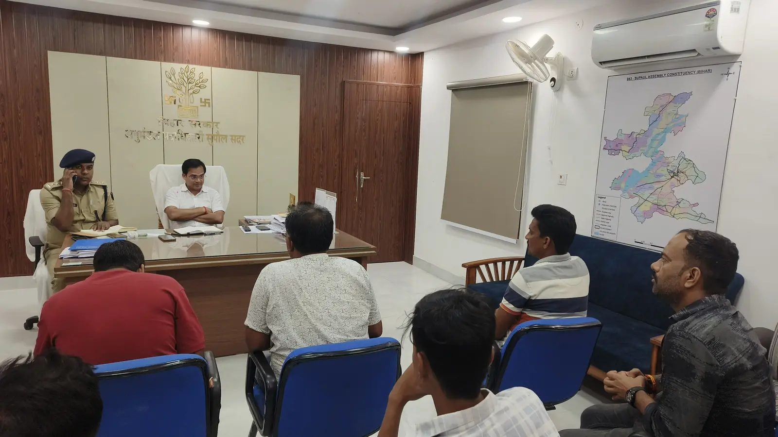 बैठक करते एसडीएम व एसडीपीओ | Prabhat Khabar Network बैठक करते एसडीएम व एसडीपीओ | Prabhat Khabar Network