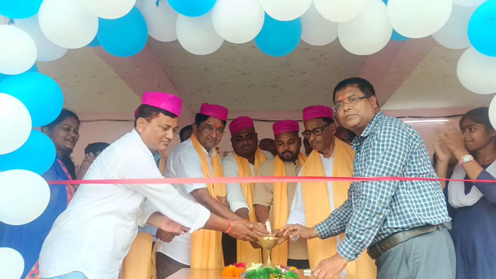 आदर्श विद्या निकेतन का दीप प्रज्वलित कर उद्घाटन करते प्रमुख | Prabhat Khabar Network आदर्श विद्या निकेतन का दीप प्रज्वलित कर उद्घाटन करते प्रमुख | Prabhat Khabar Network