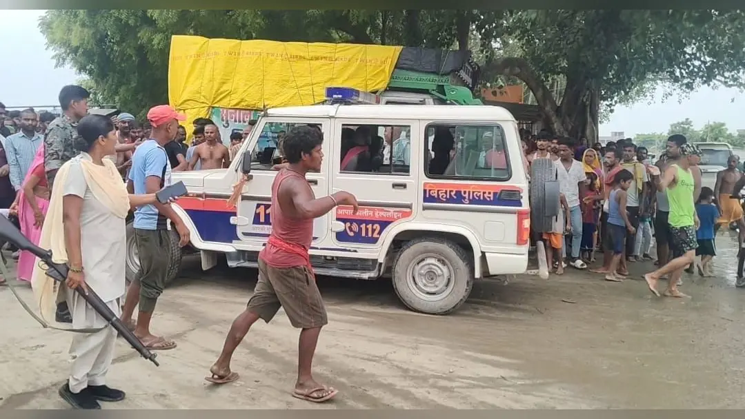 फोटो संख्या : 14 बया नदी के खनुआ घाट पर डूबने की घटना पर पहुंची पुलिस व ग्रामीण | Prabhat Khabar Network फोटो संख्या : 14 बया नदी के खनुआ घाट पर डूबने की घटना पर पहुंची पुलिस व ग्रामीण | Prabhat Khabar Network
