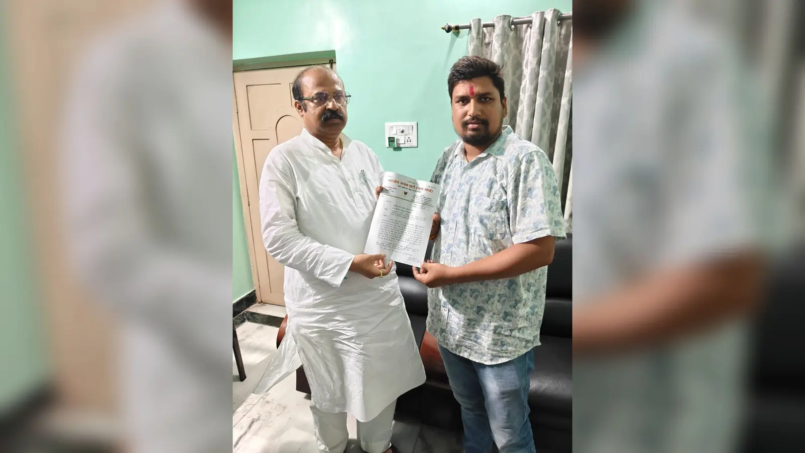 मंत्री मदन साहनी का ज्ञापन देते विकास चौधरी | Prabhat Khabar Network मंत्री मदन साहनी का ज्ञापन देते विकास चौधरी | Prabhat Khabar Network