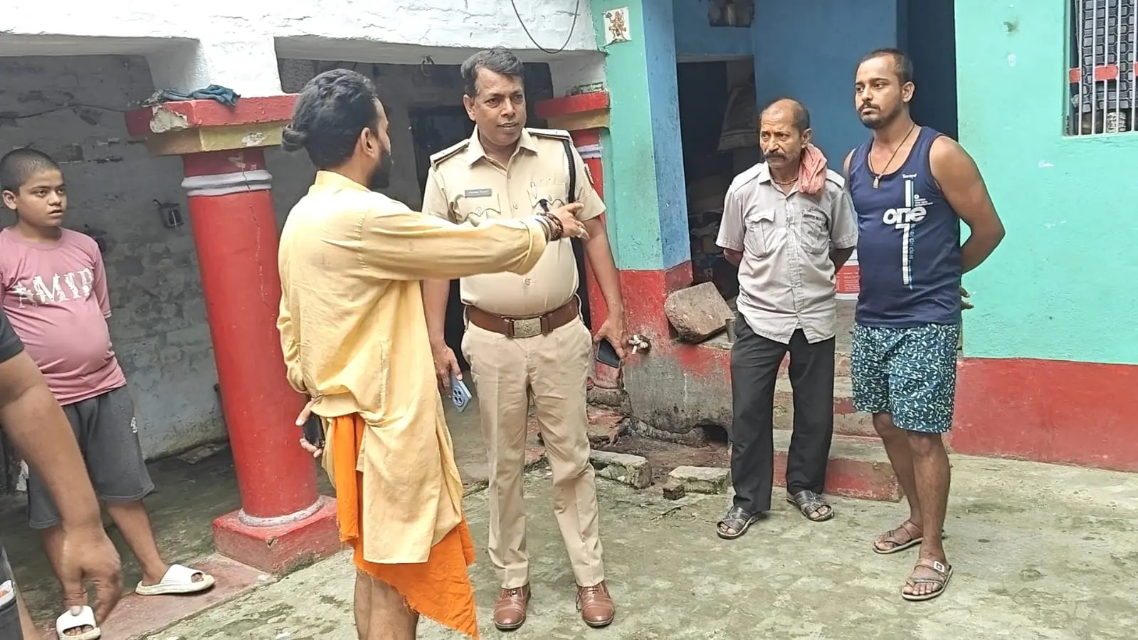 गोविन्दपुर गांव स्थित घटनास्थल पर जानकारी लेते थानाध्यक्ष प्रसुंजय कुमार व अन्य लोग | Prabhat Khabar Network गोविन्दपुर गांव स्थित घटनास्थल पर जानकारी लेते थानाध्यक्ष प्रसुंजय कुमार व अन्य लोग | Prabhat Khabar Network