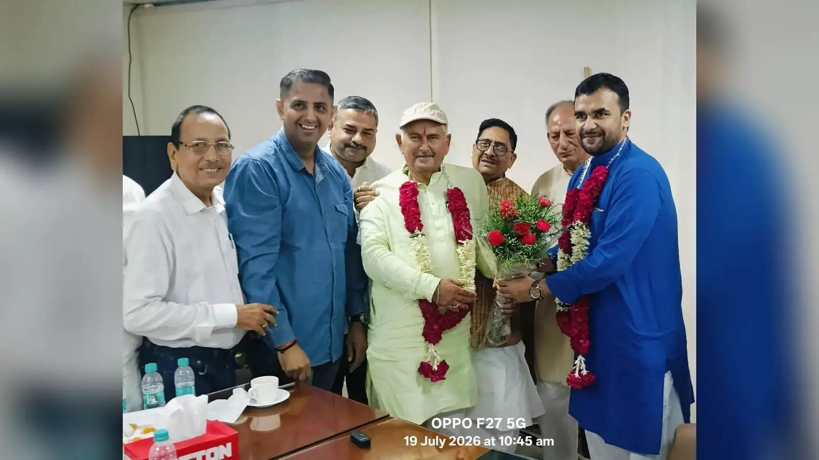 विशाल सिंह को बधाई देते परिषद के अन्य सदस्य | Prabhat Khabar Network विशाल सिंह को बधाई देते परिषद के अन्य सदस्य | Prabhat Khabar Network
