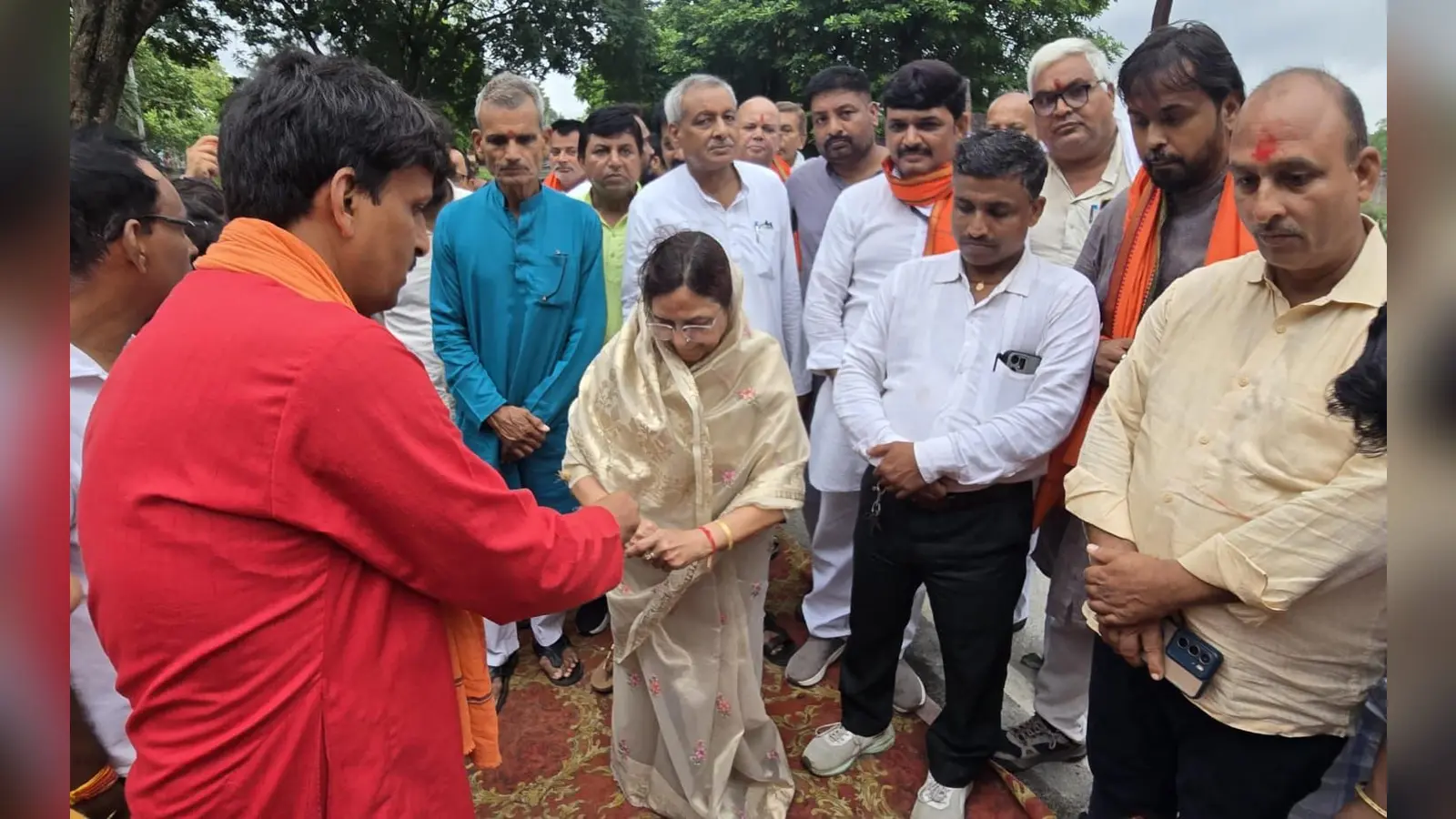सहजौली में स्वतंत्रता सेनानी वीर देवी ओझा स्मृतिद्वार व लाइब्रेरी का शिलान्यास करती पूर्व सांसद मीना सिंह | Prabhat Khabar Network सहजौली में स्वतंत्रता सेनानी वीर देवी ओझा स्मृतिद्वार व लाइब्रेरी का शिलान्यास करती पूर्व सांसद मीना सिंह | Prabhat Khabar Network