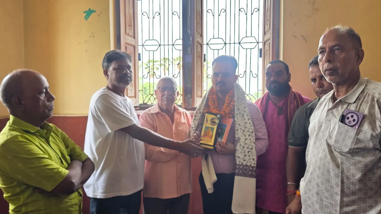 मां सतबहिनी मंदिर में पूजा करते एसडीओ तथा उन्हें स्वागत करते न्यास समिति से जुड़े लोग | Prabhat Khabar Network मां सतबहिनी मंदिर में पूजा करते एसडीओ तथा उन्हें स्वागत करते न्यास समिति से जुड़े लोग | Prabhat Khabar Network