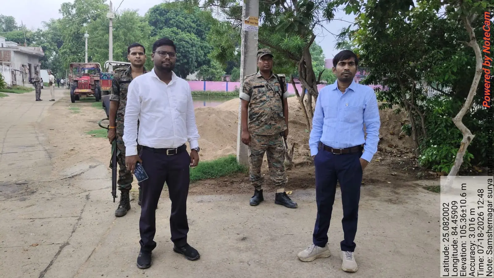 कार्रवाई करते खान निरीक्षक | Prabhat Khabar Network कार्रवाई करते खान निरीक्षक | Prabhat Khabar Network