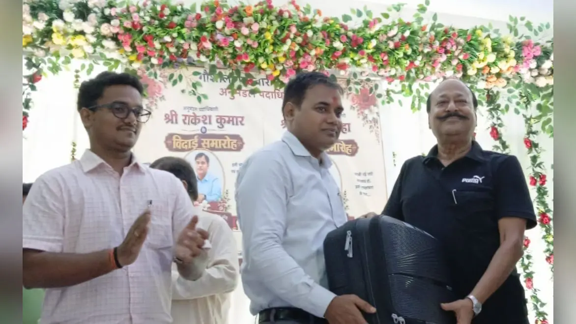 तेघड़ा एसडीओ को सम्मानित करते समाजसेवी सुरेश रौशन | Prabhat Khabar Network तेघड़ा एसडीओ को सम्मानित करते समाजसेवी सुरेश रौशन | Prabhat Khabar Network