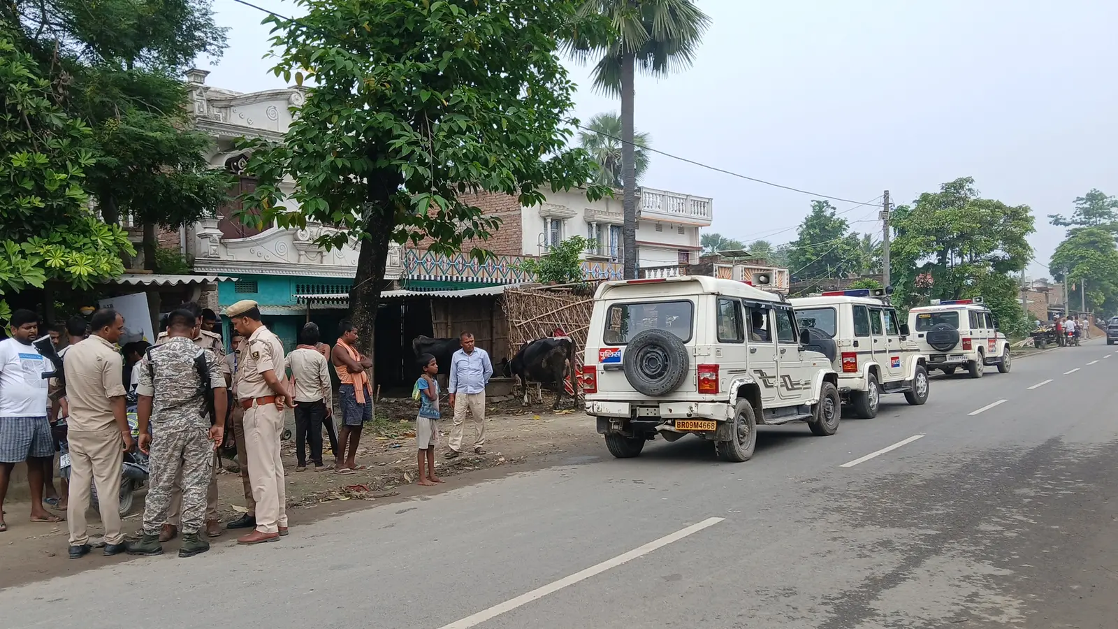 घटनास्थल का जायजा लेते पुलिस अधिकारी | Prabhat Khabar Network घटनास्थल का जायजा लेते पुलिस अधिकारी | Prabhat Khabar Network