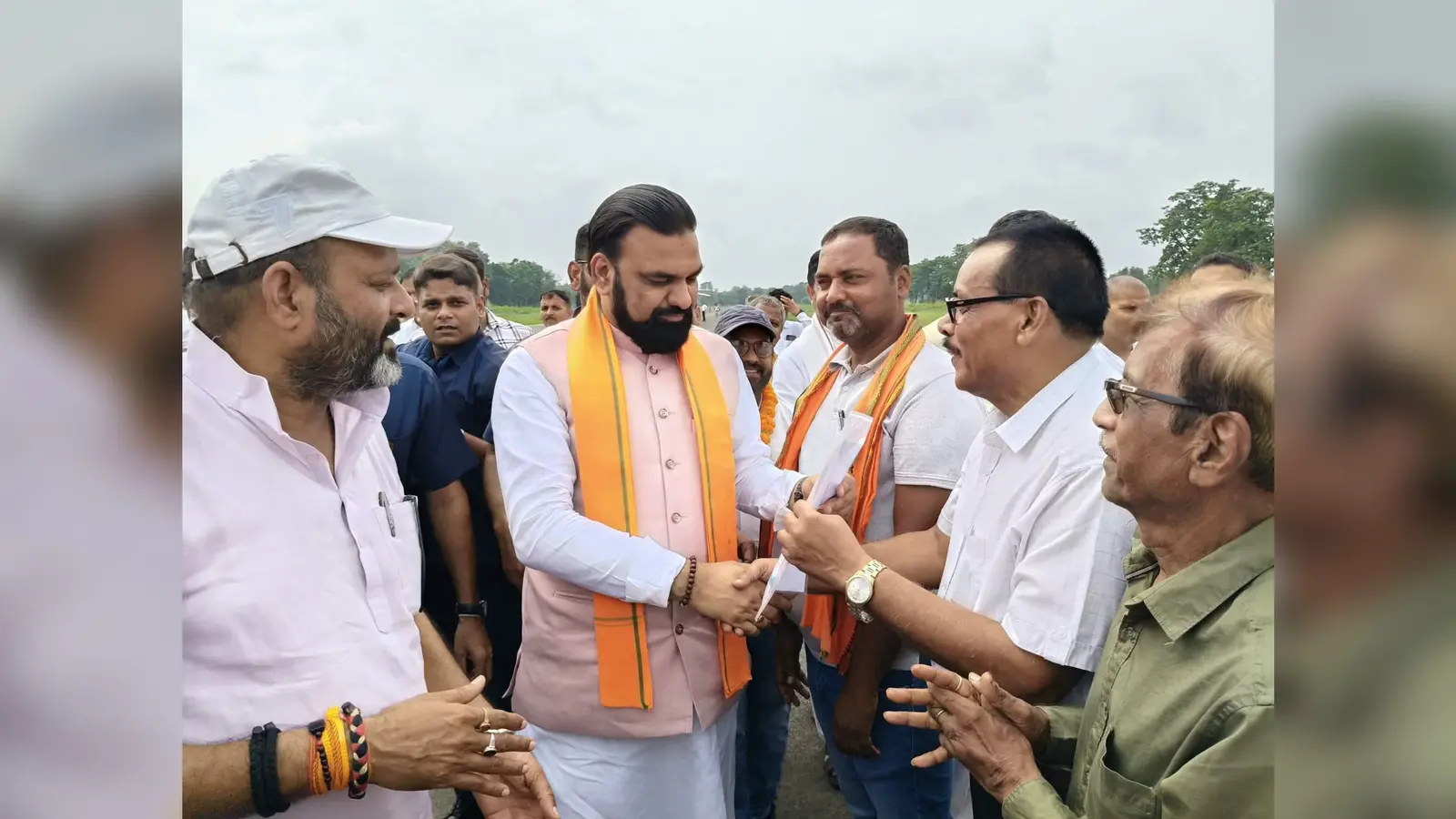 मुख्यमंत्री सम्राट चौधरी को ज्ञापन सौंपते हुए प्रमंडल बनाओ अभियान समिति के सदस्य | Prabhat Khabar Network मुख्यमंत्री सम्राट चौधरी को ज्ञापन सौंपते हुए प्रमंडल बनाओ अभियान समिति के सदस्य | Prabhat Khabar Network