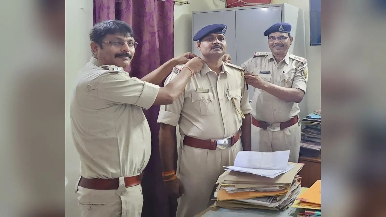 हिलसा थाना में दोनों पुलिस अधिकारियों को थाना अध्यक्ष बैच लगाते हुए | Prabhat Khabar Network हिलसा थाना में दोनों पुलिस अधिकारियों को थाना अध्यक्ष बैच लगाते हुए | Prabhat Khabar Network