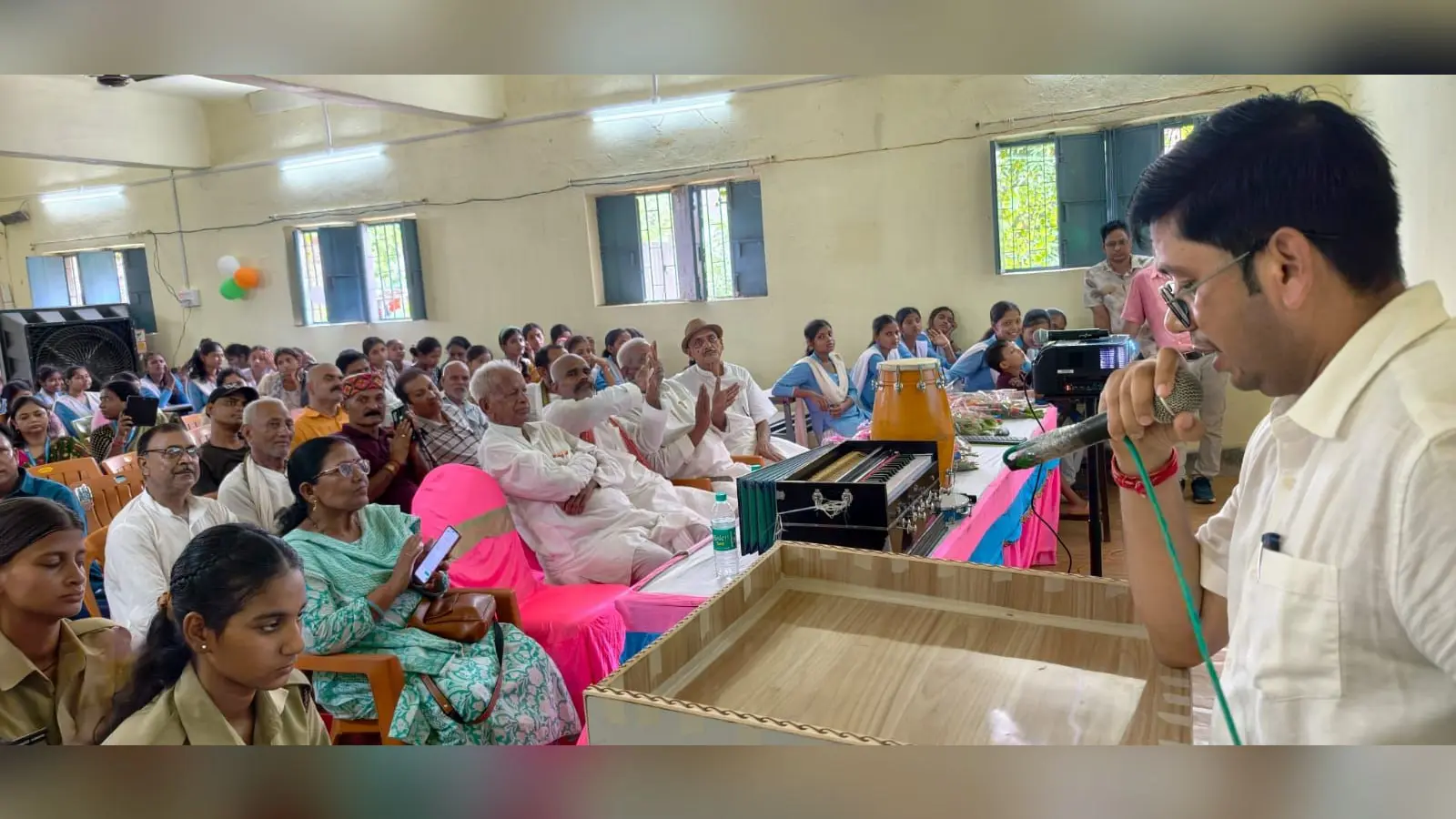 फोटो समारोह को संबोधित करते बीडीओ प्रभाकर सिंह | Prabhat Khabar Network फोटो समारोह को संबोधित करते बीडीओ प्रभाकर सिंह | Prabhat Khabar Network