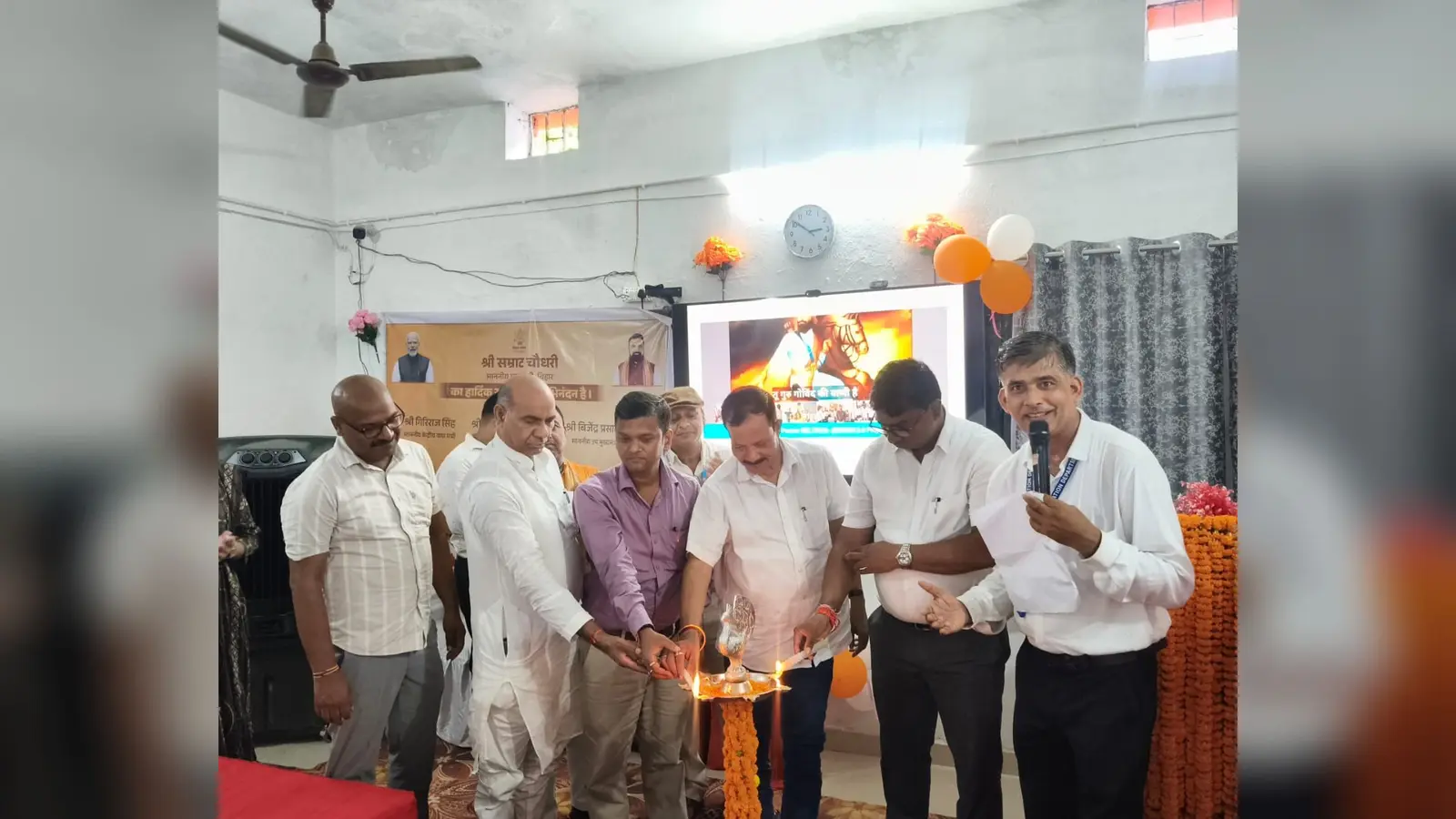 फोटो -1- सेंदुआरी में शुभारंभ करते डीएम व विधायक | Prabhat Khabar Network फोटो -1- सेंदुआरी में शुभारंभ करते डीएम व विधायक | Prabhat Khabar Network