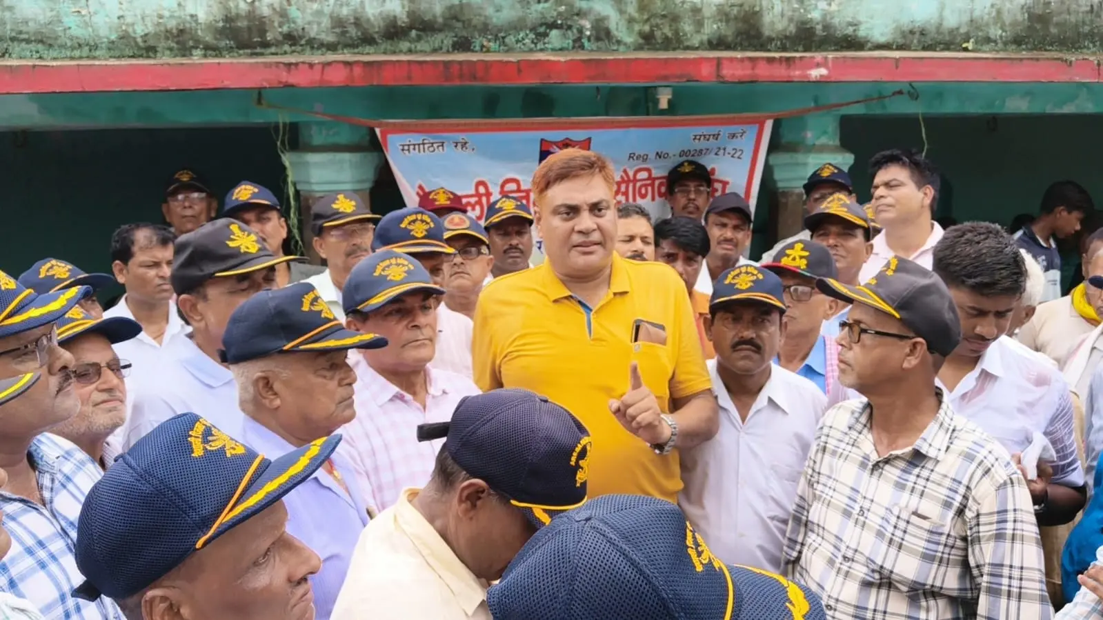 परिजन से मिलते सैनिक संध सदस्य | Prabhat Khabar Network परिजन से मिलते सैनिक संध सदस्य | Prabhat Khabar Network