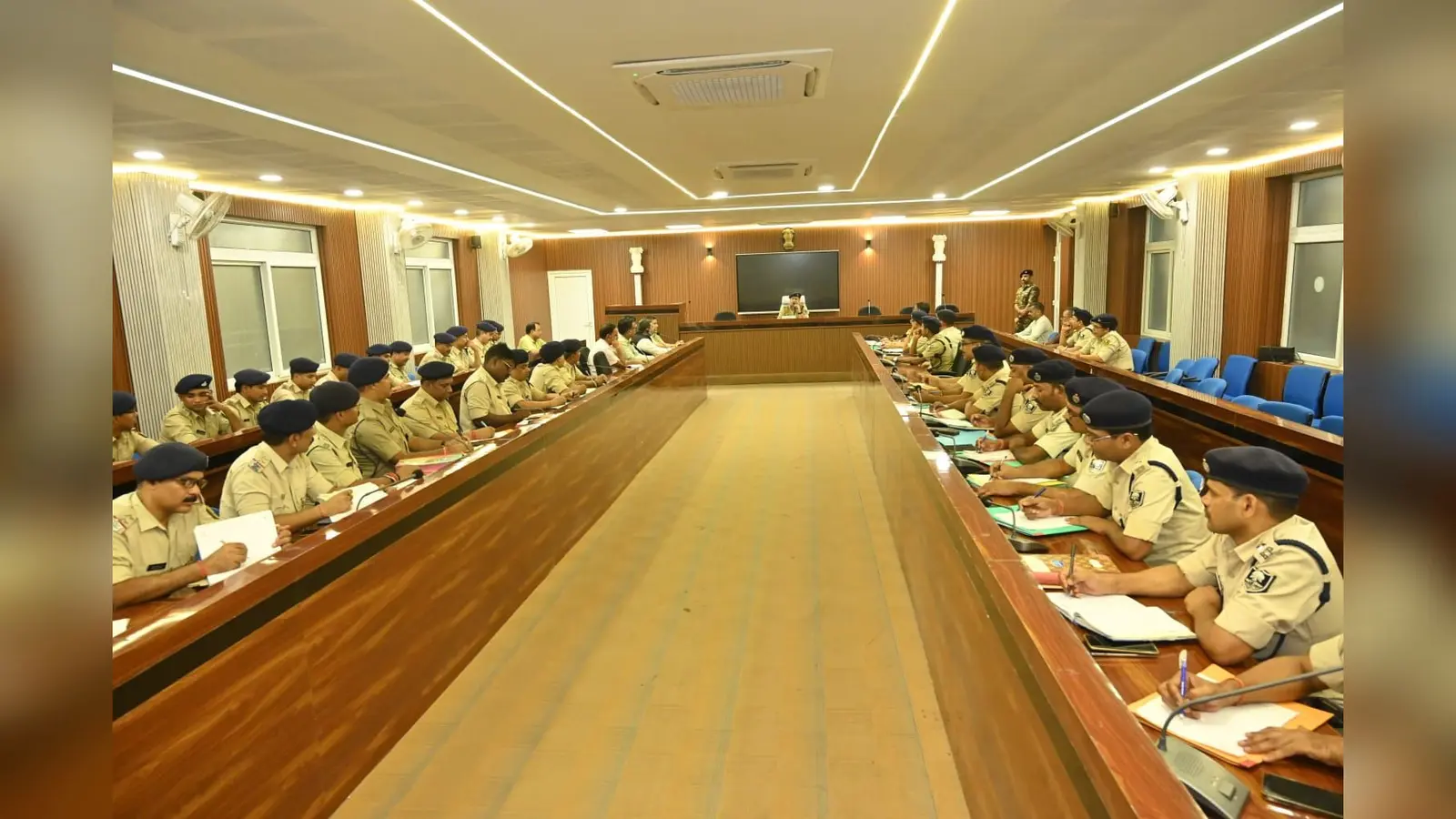 एसपी पुलिस अधिकारी के साथ बैठक करते हुए | Prabhat Khabar Network एसपी पुलिस अधिकारी के साथ बैठक करते हुए | Prabhat Khabar Network