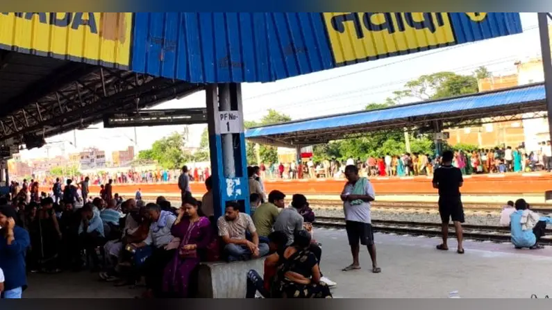 फ़ोटो कैप्शन- प्लेटफार्म पर ट्रेन के इंतजार में बैठे यात्री | Prabhat Khabar Network फ़ोटो कैप्शन- प्लेटफार्म पर ट्रेन के इंतजार में बैठे यात्री | Prabhat Khabar Network