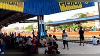 नवादा: किऊल-गया रेलखंड पर ट्रेनों के लंबे गैप से यात्री परेशान, चार-पांच घंटे करना पड़ रहा इंतजार
