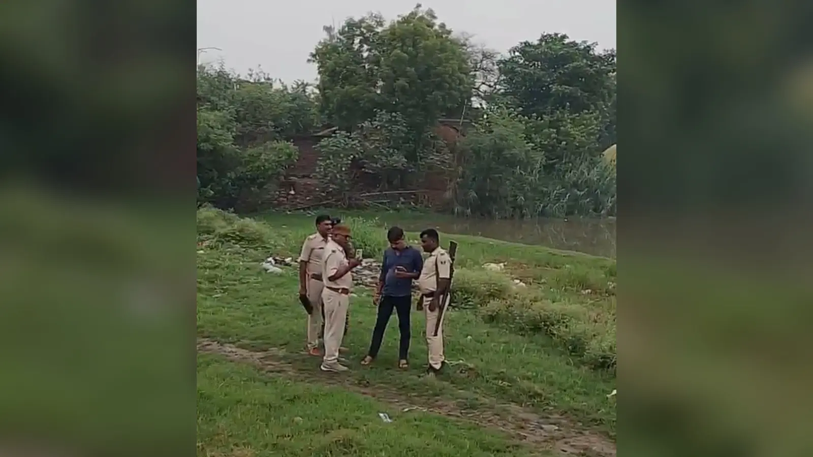 फोटो-घटनास्थल पर जांच करती पुलिस | Prabhat Khabar Network फोटो-घटनास्थल पर जांच करती पुलिस | Prabhat Khabar Network
