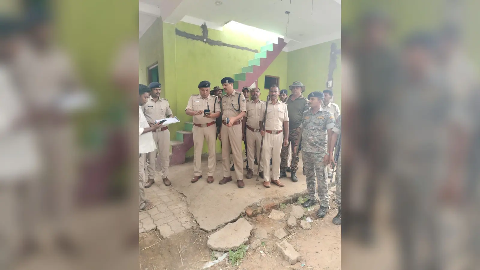 फोटो कुर्की जप्ती करती पुलिस | Prabhat Khabar Network फोटो कुर्की जप्ती करती पुलिस | Prabhat Khabar Network