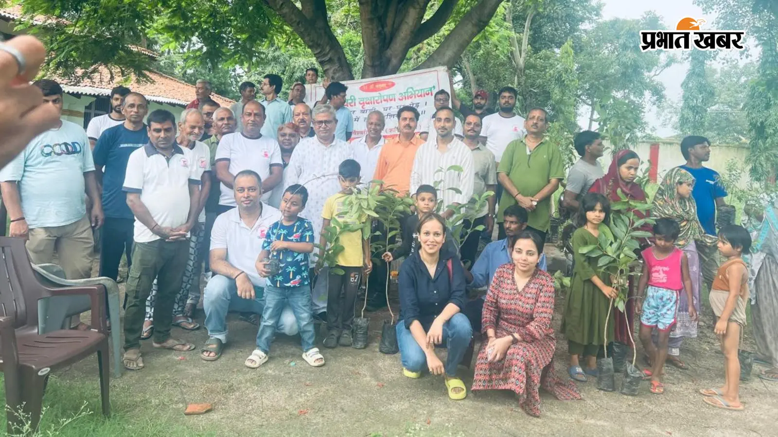 कार्यक्रम में शामिल सर्वेश्वरी समूह के लोग कार्यक्रम में शामिल सर्वेश्वरी समूह के लोग