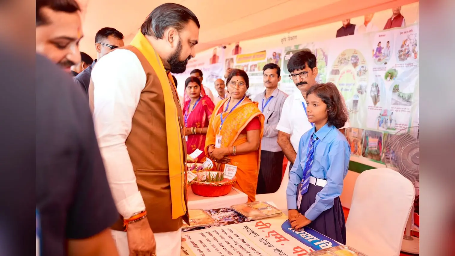विभिन्न स्टॉल का निरीक्षण कर छात्रा से प्रोजेक्ट के बारे में जानकारी देते सीएम सम्राट चौधरी | Prabhat Khabar Network विभिन्न स्टॉल का निरीक्षण कर छात्रा से प्रोजेक्ट के बारे में जानकारी देते सीएम सम्राट चौधरी | Prabhat Khabar Network