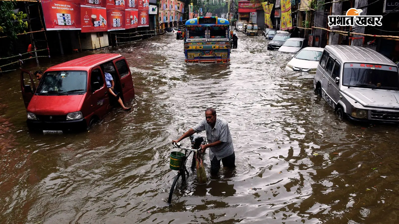 भारी वरिश से कोलकाता की सड़कें हो जाती हैं जलमग्न. भारी वरिश से कोलकाता की सड़कें हो जाती हैं जलमग्न.