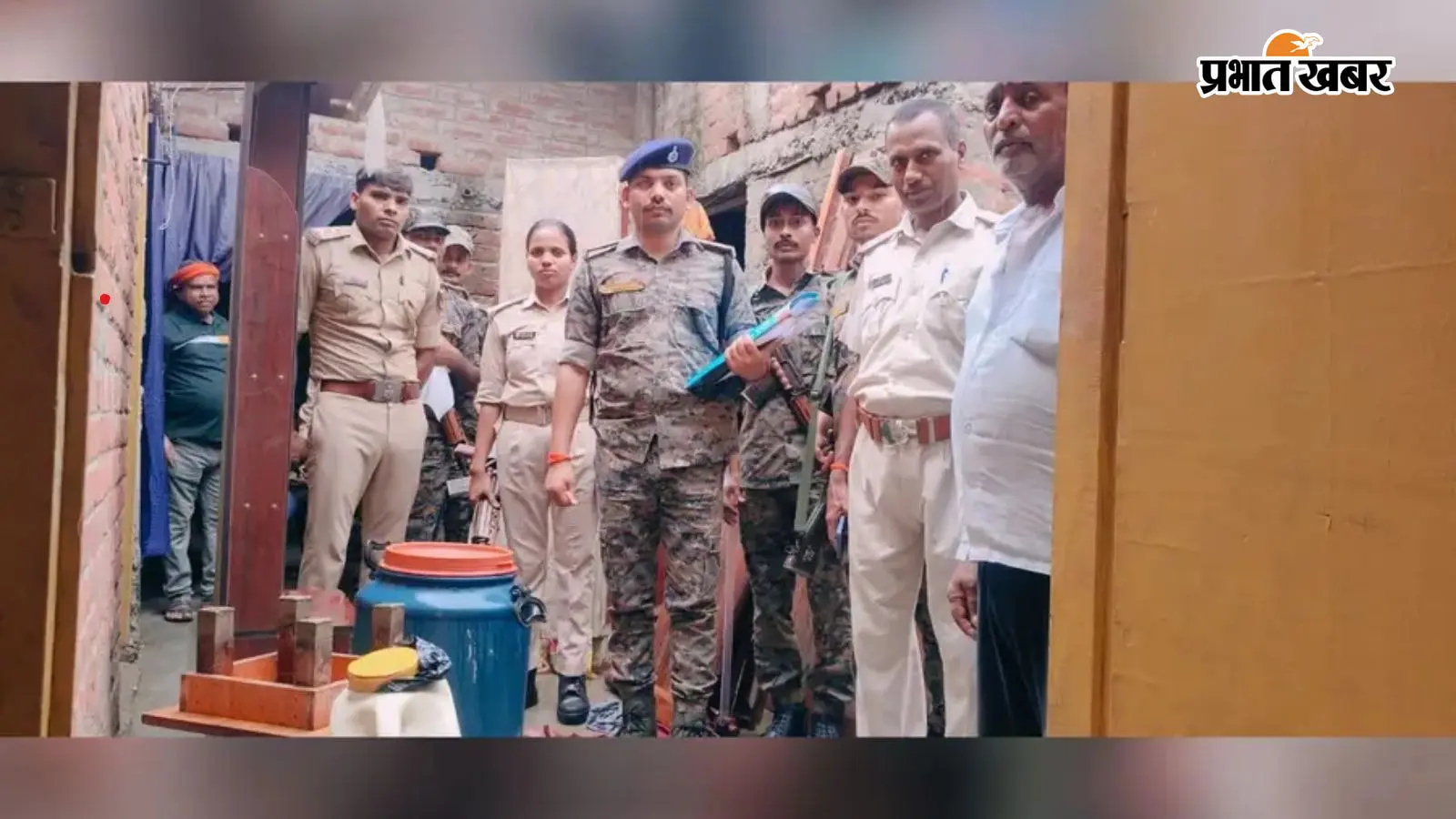 कुर्की जब्ती कारवाई करती पुलिस | Prabhat Khabar Network कुर्की जब्ती कारवाई करती पुलिस | Prabhat Khabar Network