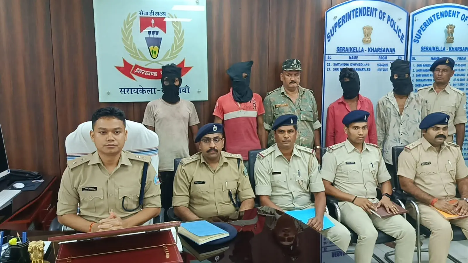 फोटो:गिरफ्तार आरोपी और जानकारी देते एसपी | Prabhat Khabar Network फोटो:गिरफ्तार आरोपी और जानकारी देते एसपी | Prabhat Khabar Network