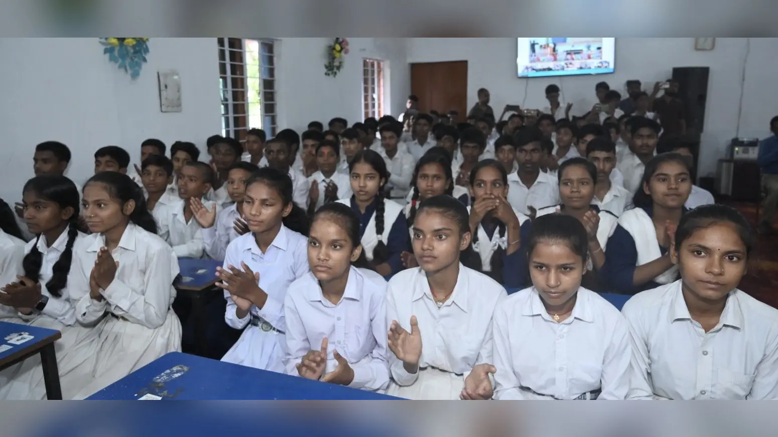 फ़ोटो- कार्यक्रम में शामिल छात्र-छात्राएं ---फ़ोटो- दीप प्रज्ज्वलित करते सांसद, डीएम व अन्य | Prabhat Khabar Network फ़ोटो- कार्यक्रम में शामिल छात्र-छात्राएं ---फ़ोटो- दीप प्रज्ज्वलित करते सांसद, डीएम व अन्य | Prabhat Khabar Network