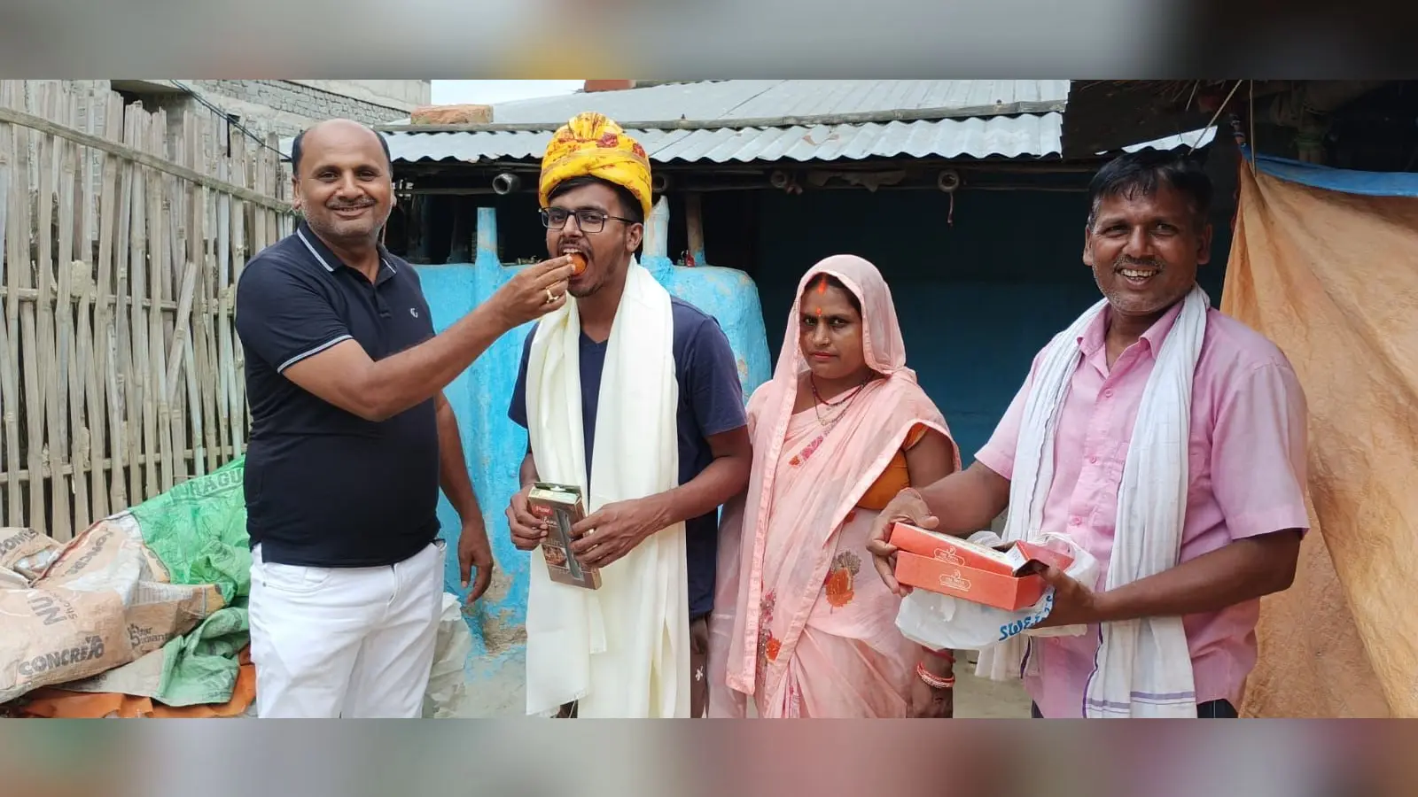 फोटो - दीपक को सम्मानित करते पूर्व नगर अध्यक्ष मनोज | Prabhat Khabar Network फोटो - दीपक को सम्मानित करते पूर्व नगर अध्यक्ष मनोज | Prabhat Khabar Network
