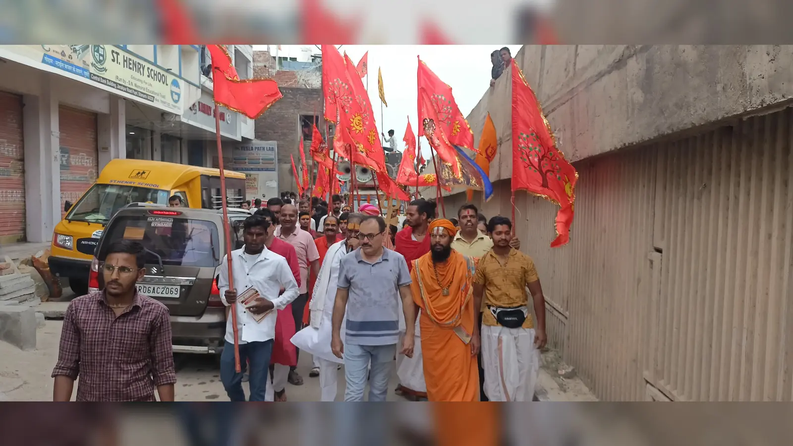 फोटो - पदयात्रा में शामिल साधु संत व अन्य. | Prabhat Khabar Network फोटो - पदयात्रा में शामिल साधु संत व अन्य. | Prabhat Khabar Network