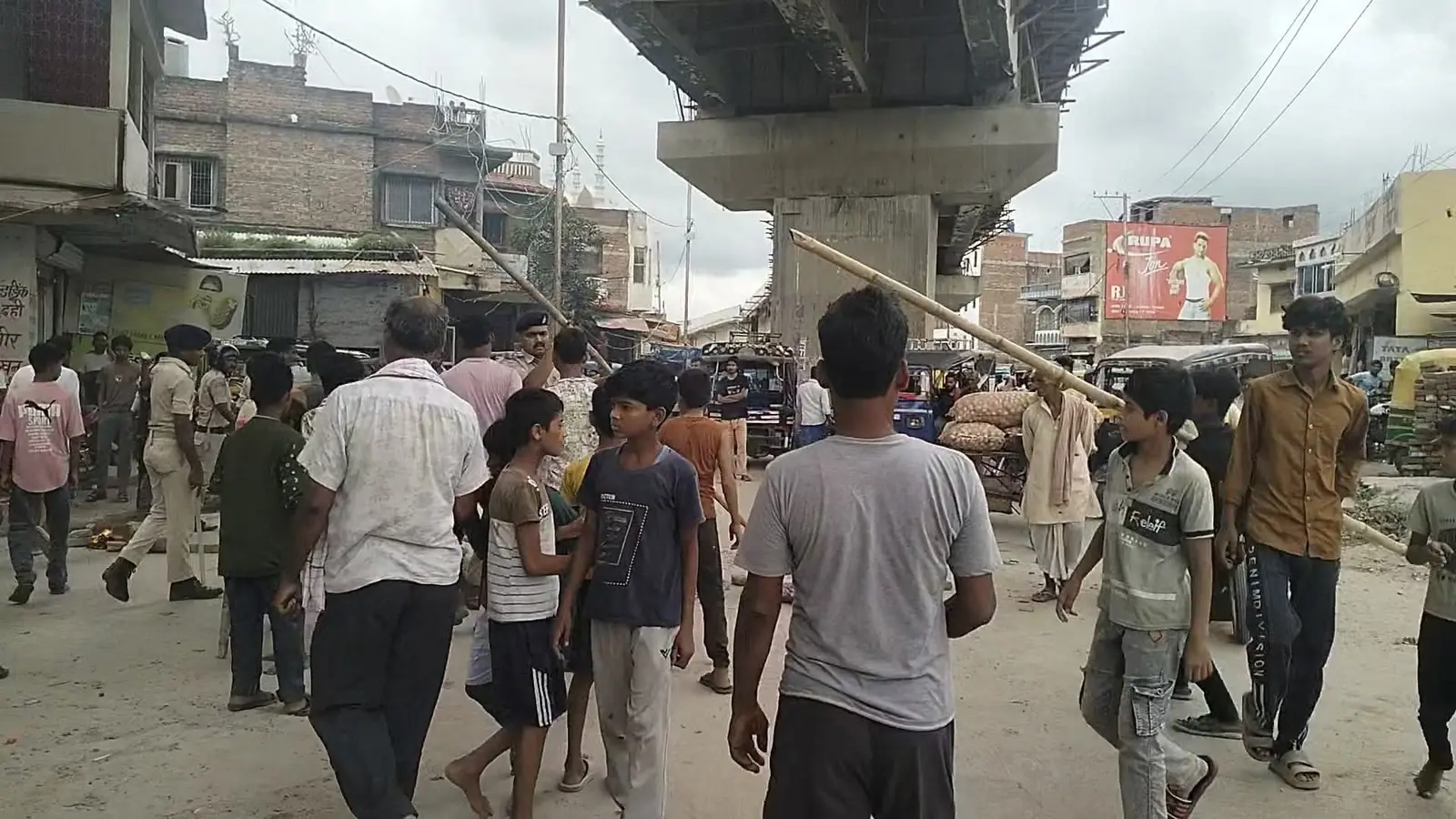 फोटो-3 शहर के आजाद चौक जाम कर विरोध प्रदर्शन करते लोग. | Prabhat Khabar Network फोटो-3 शहर के आजाद चौक जाम कर विरोध प्रदर्शन करते लोग. | Prabhat Khabar Network