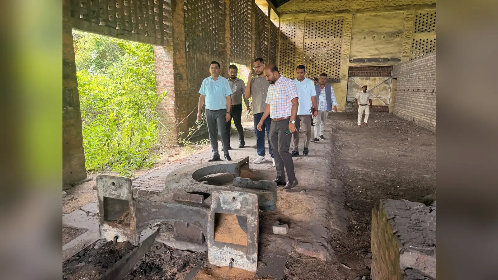 फोटो फाइल 19आर-2- गढ़बांध के किला का निरीक्षण करते डीसी ऋतुराज, एसपी मुकेश कुमार लुणायत, डीएफओ नीतीश कुमार व अन्य अधिकारी | Prabhat Khabar Network फोटो फाइल 19आर-2- गढ़बांध के किला का निरीक्षण करते डीसी ऋतुराज, एसपी मुकेश कुमार लुणायत, डीएफओ नीतीश कुमार व अन्य अधिकारी | Prabhat Khabar Network