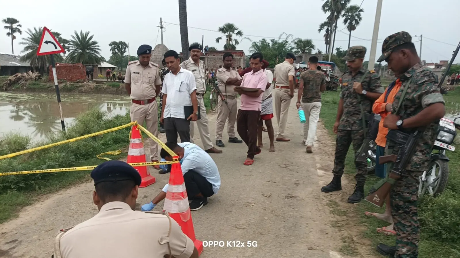 घटना स्थल पर पुलिस मृतक का फाइल फोटो | Prabhat Khabar Network घटना स्थल पर पुलिस मृतक का फाइल फोटो | Prabhat Khabar Network