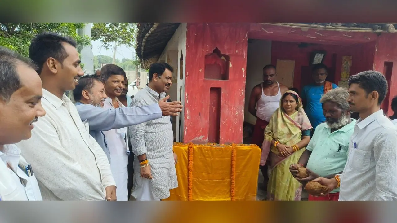 बिहार मंदिर चहारदीवारी योजनान्तर्गत स्वीकृत असुरारी के ठाकुरबाड़ी में चहारदीवारी का शिलान्यास | Prabhat Khabar Network बिहार मंदिर चहारदीवारी योजनान्तर्गत स्वीकृत असुरारी के ठाकुरबाड़ी में चहारदीवारी का शिलान्यास | Prabhat Khabar Network
