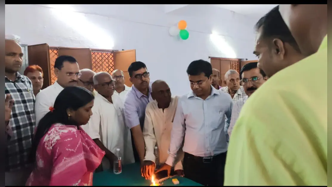 विद्यालय का उद्घाटन करते बीडीओ पंकज कुमार | Prabhat Khabar Network विद्यालय का उद्घाटन करते बीडीओ पंकज कुमार | Prabhat Khabar Network