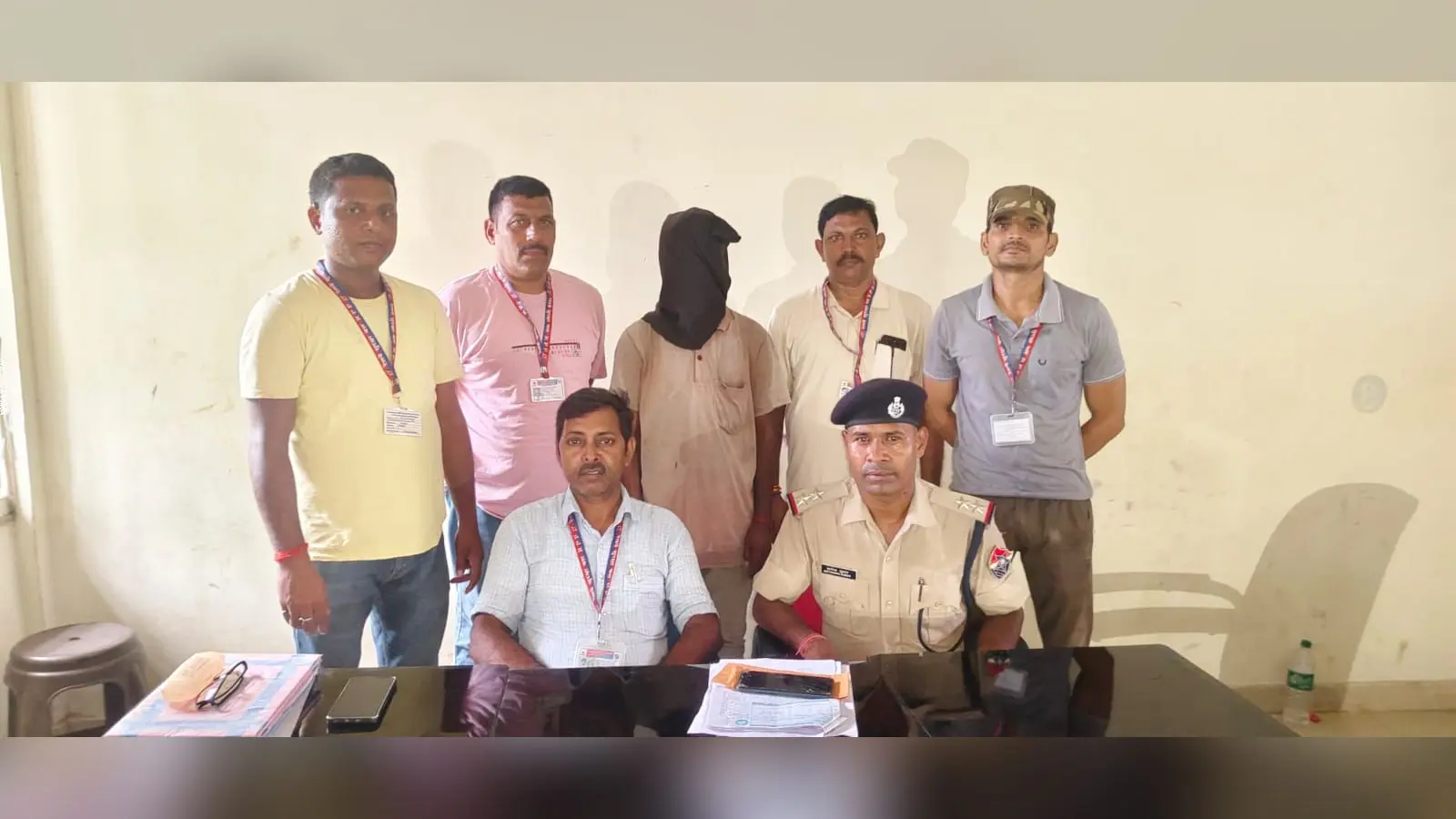गिरफ्तार युवा के साथ आरपीएफ की टीम | Prabhat Khabar Network गिरफ्तार युवा के साथ आरपीएफ की टीम | Prabhat Khabar Network