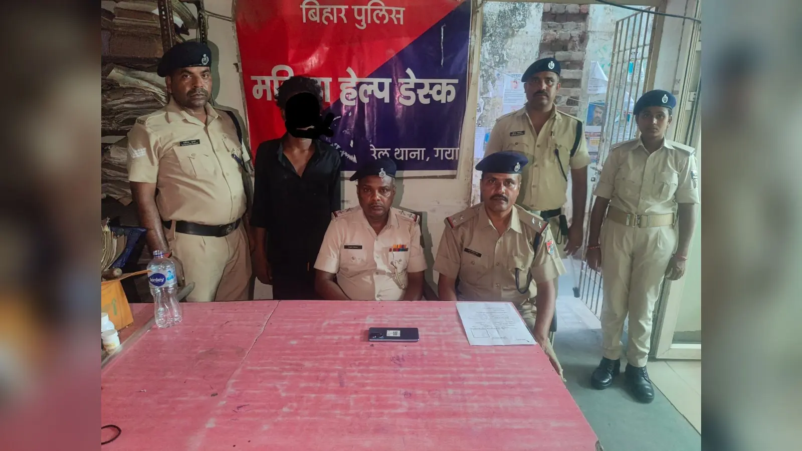 गिरफ्तार युवक के पास आरपीएफ और जीआरपी की टीम | Prabhat Khabar Network गिरफ्तार युवक के पास आरपीएफ और जीआरपी की टीम | Prabhat Khabar Network