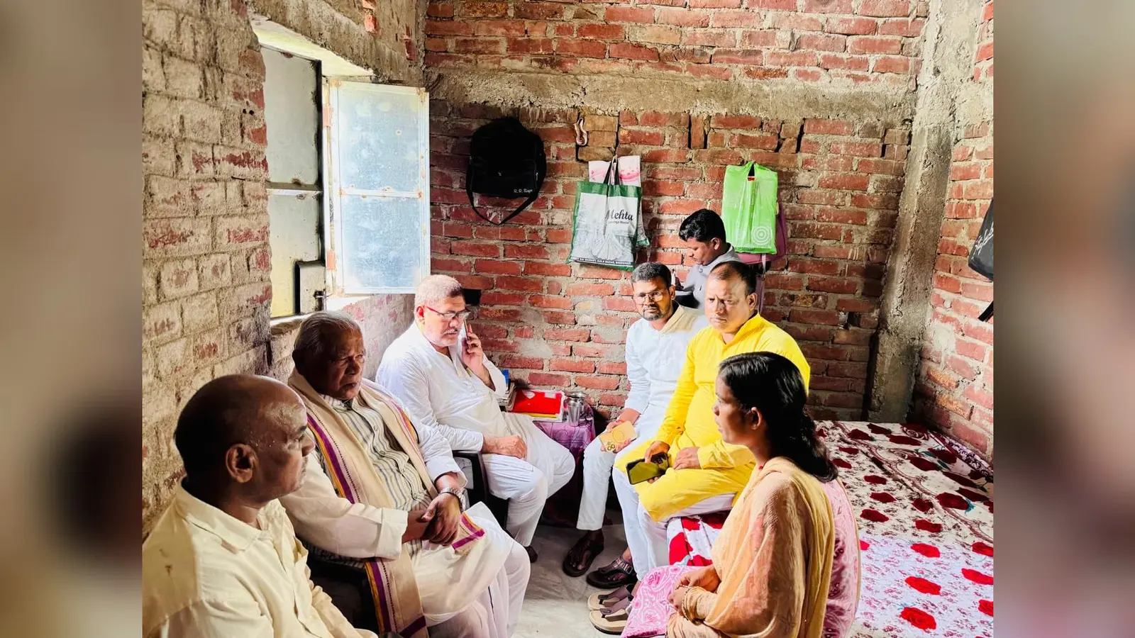 दिव्या पासवान के परिजनों से मिलते केंद्रीय मंत्री जीतन राम मांझी | Prabhat Khabar Network दिव्या पासवान के परिजनों से मिलते केंद्रीय मंत्री जीतन राम मांझी | Prabhat Khabar Network