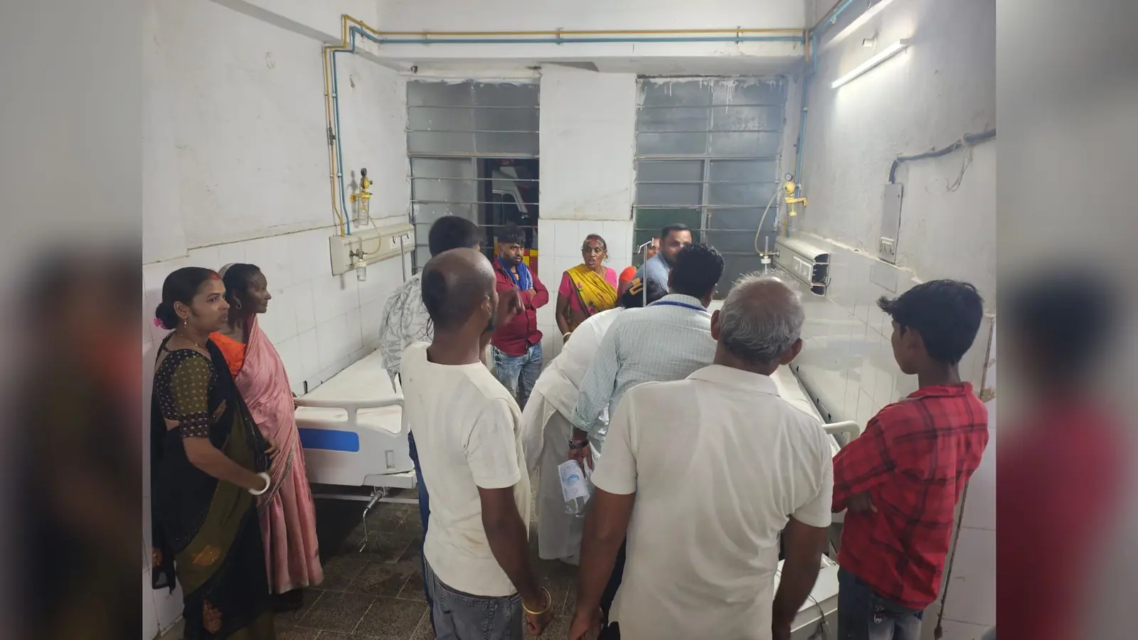 फोटो :- अस्पताल में इलाज के दौरान चिकित्सक व परिजन | Prabhat Khabar Network फोटो :- अस्पताल में इलाज के दौरान चिकित्सक व परिजन | Prabhat Khabar Network