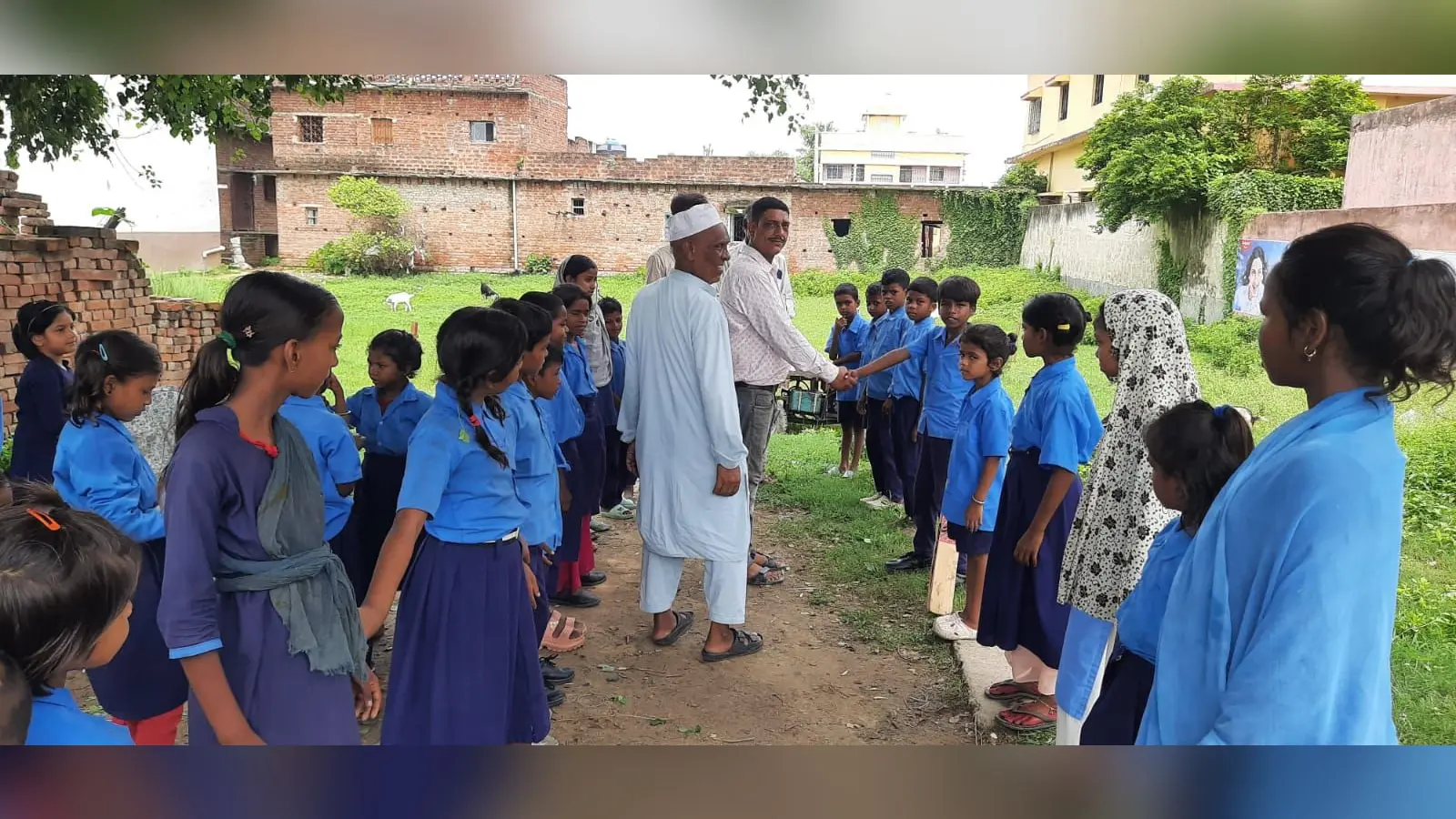 प्राथमिक विद्यालय सुदनपुर में आयोजित क्रिकेट के खिलाड़ियों से हाथ मिलाते विद्यालय प्रधानाध्यापक. | Prabhat Khabar Network प्राथमिक विद्यालय सुदनपुर में आयोजित क्रिकेट के खिलाड़ियों से हाथ मिलाते विद्यालय प्रधानाध्यापक. | Prabhat Khabar Network
