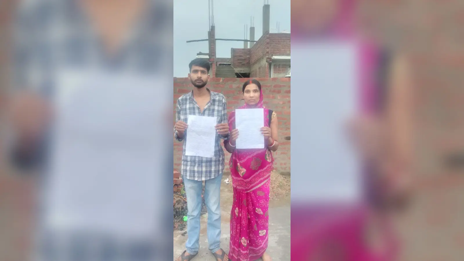 आवेदन के साथ पीड़ित परिवार | Prabhat Khabar Network आवेदन के साथ पीड़ित परिवार | Prabhat Khabar Network