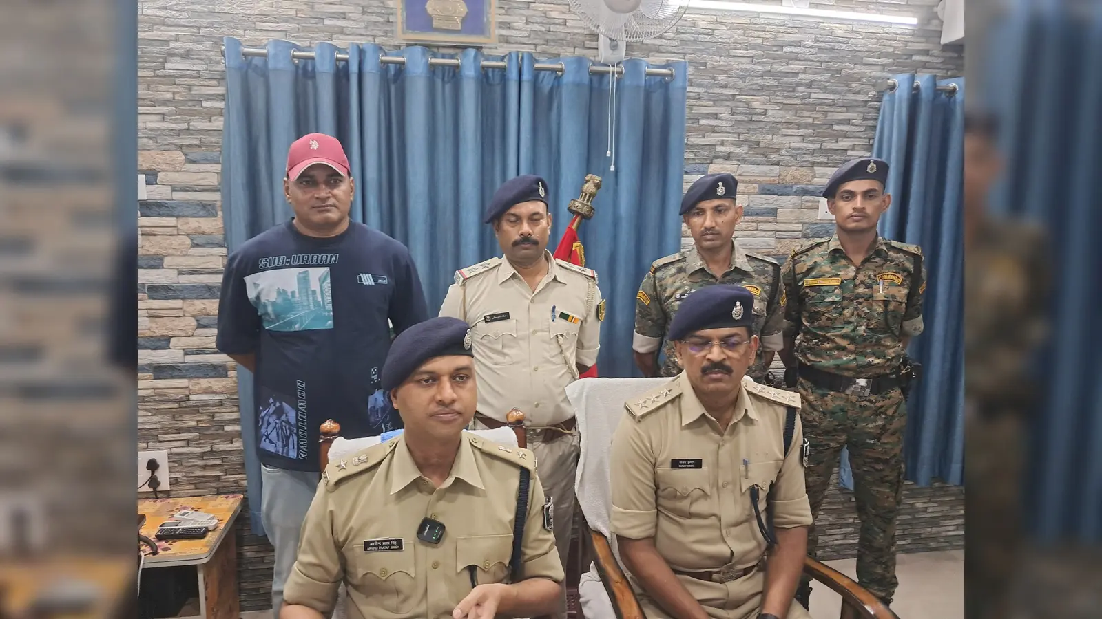 प्रेस वार्ता कर पकडे गए आरोपितों के बारे में जानकारी देते एसपी अरविंद प्रताप सिंह | Prabhat Khabar Network प्रेस वार्ता कर पकडे गए आरोपितों के बारे में जानकारी देते एसपी अरविंद प्रताप सिंह | Prabhat Khabar Network