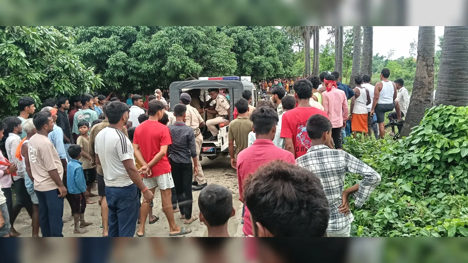 घटनास्थल पर पुलिस | Prabhat Khabar Network घटनास्थल पर पुलिस | Prabhat Khabar Network