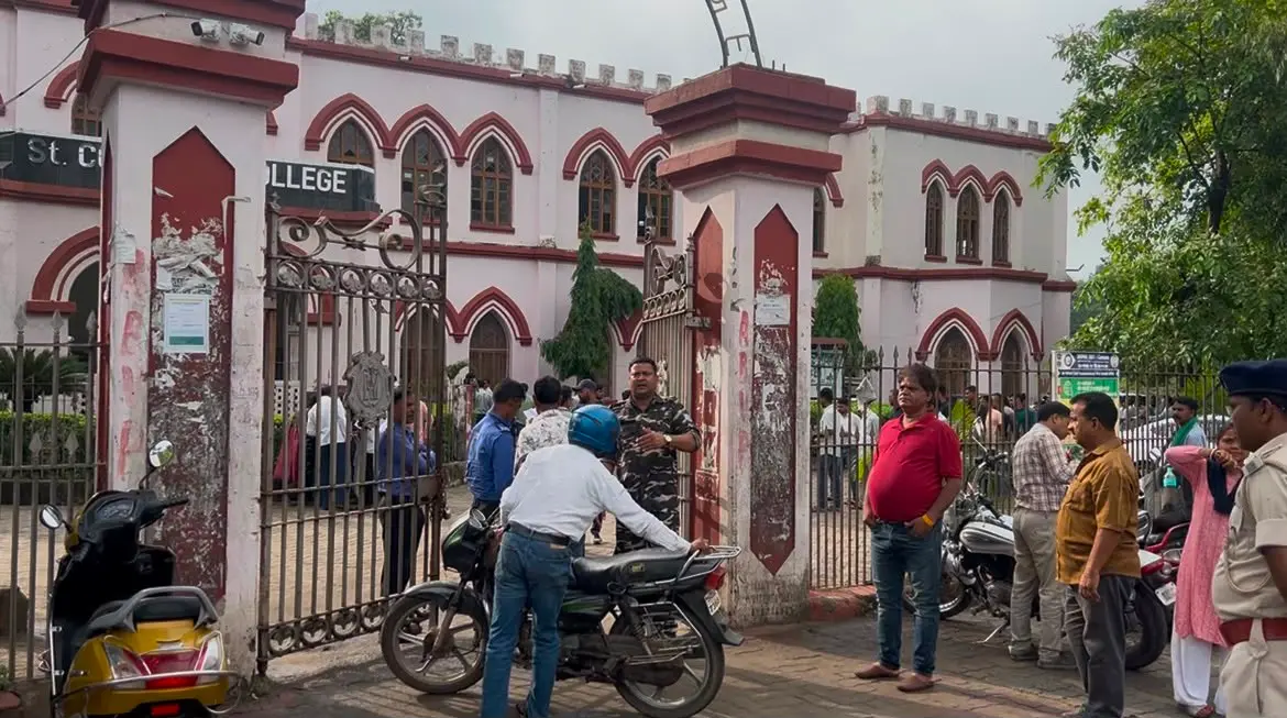 संत कोलंबस कॉलेज स्थित परीक्षा केंद्र | Prabhat Khabar Network संत कोलंबस कॉलेज स्थित परीक्षा केंद्र | Prabhat Khabar Network